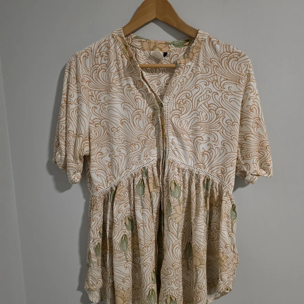 Anthro Akemi + Kin Floral Boho Blouse Cream Babydoll Top Size M - Picture 3 of 9